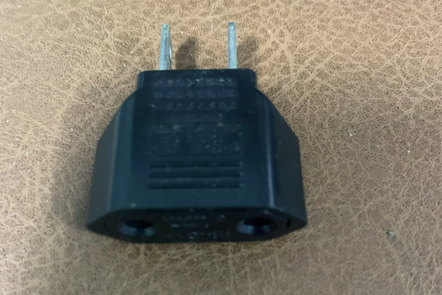EU-auf-US-Steckdosenadapter für The Handy, zeigt kleinen Adapter für unterschiedliche Steckdosen