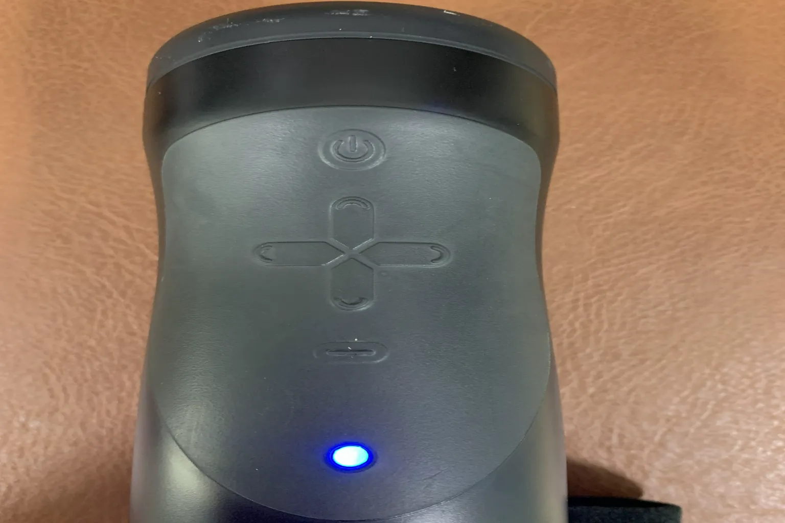 The Handy allumé avec un voyant bleu indiquant le mode Bluetooth.