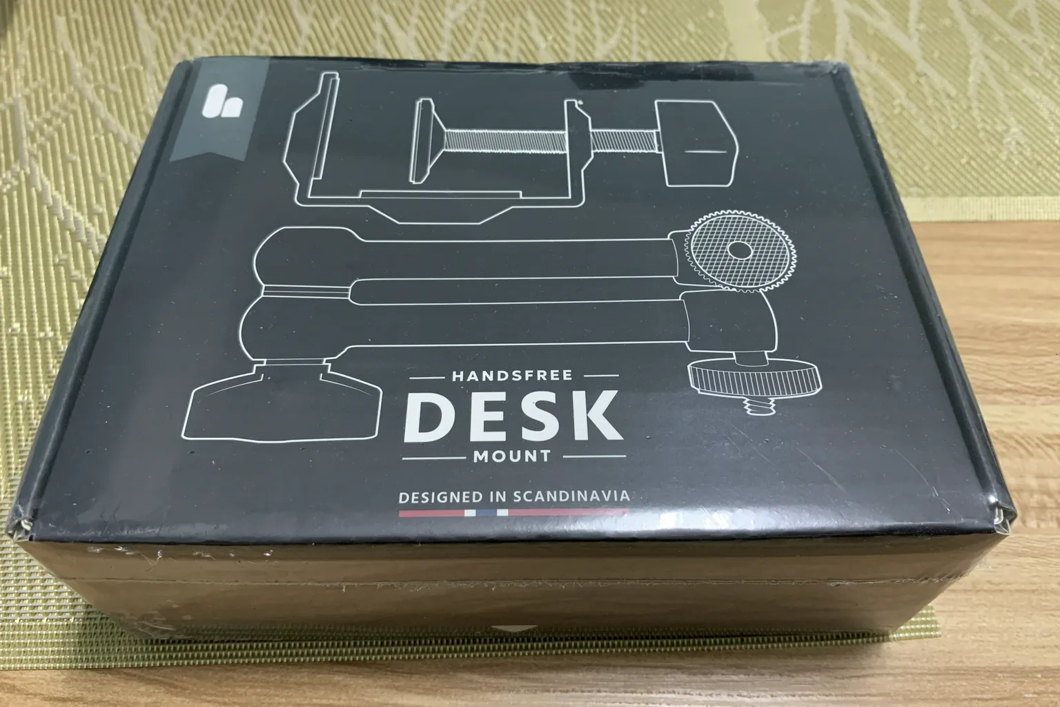 The Handy 2 Proの内容物一覧。収納ポーチ、本体、USB-Cケーブル、固定バンド、カップ、乾燥ケースを並べた写真。