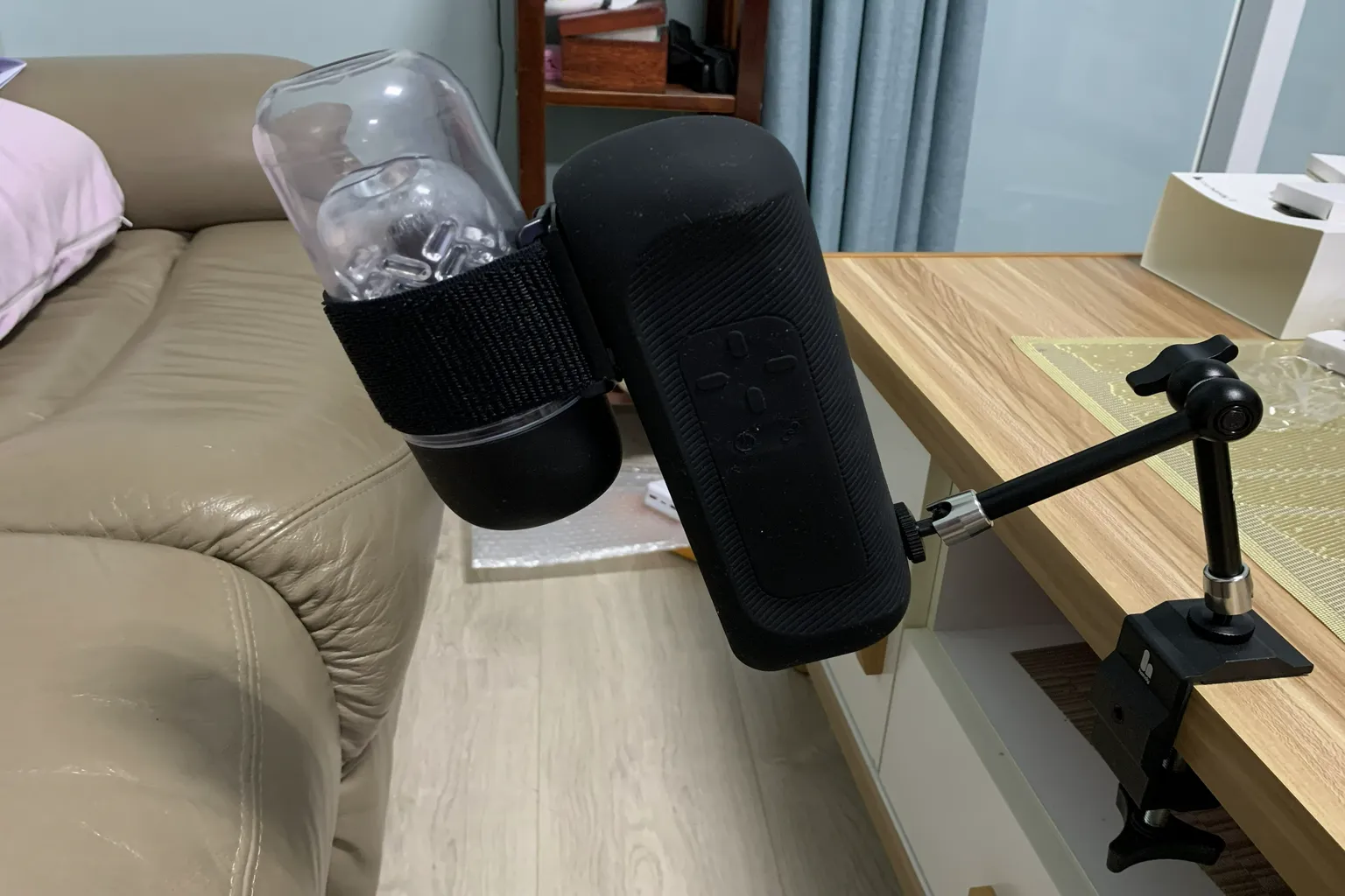 The Handy 2用Desk Mount Kitの外箱。ハンズフリー固定用マウントの構造図が描かれている。