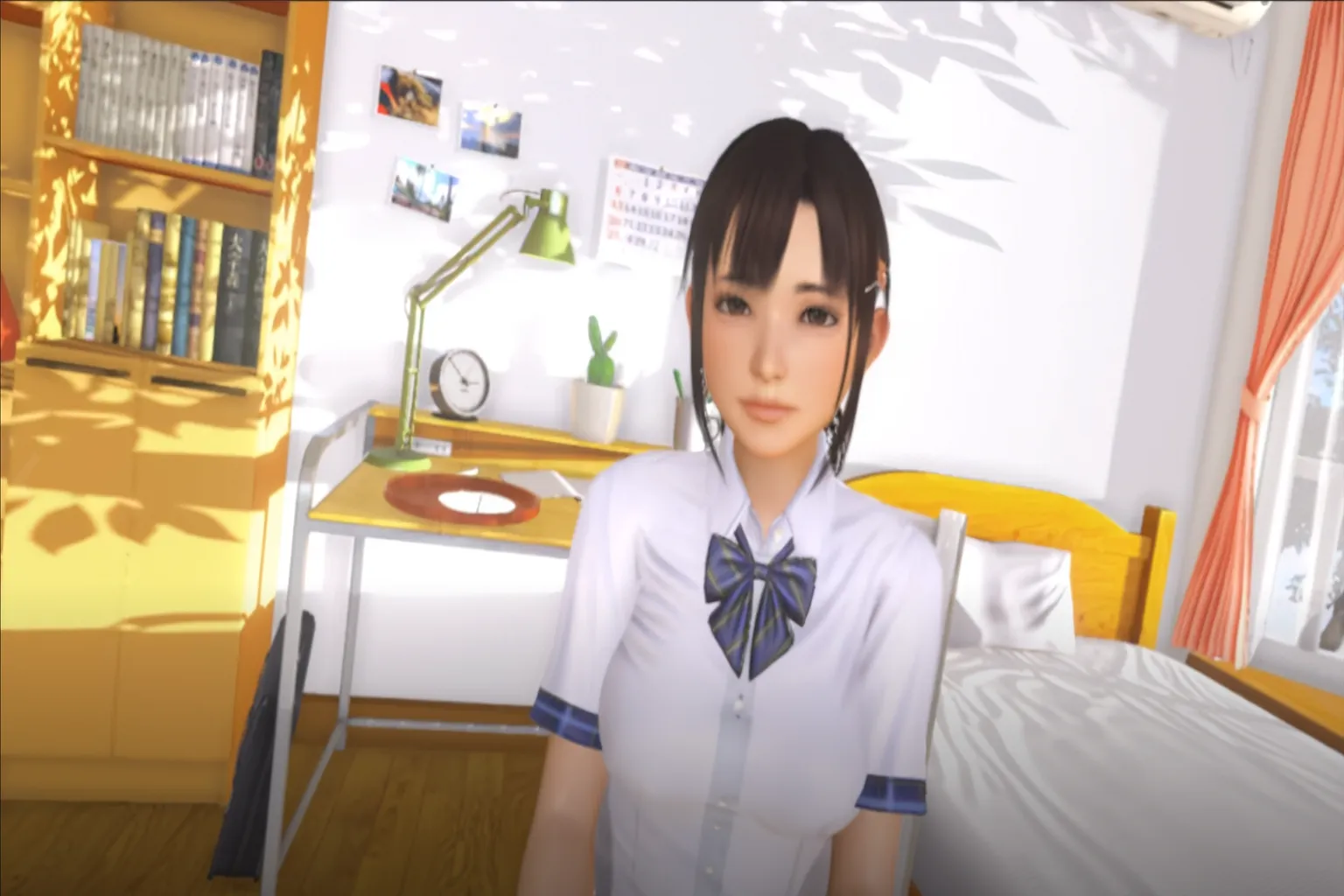 VR Kanojo 遊戲中的女主角坐在臥室裡對你微笑,背景是日系書桌與書櫃,光影灑在牆面與床鋪上,呈現作品的房間佈置與角色建模風格