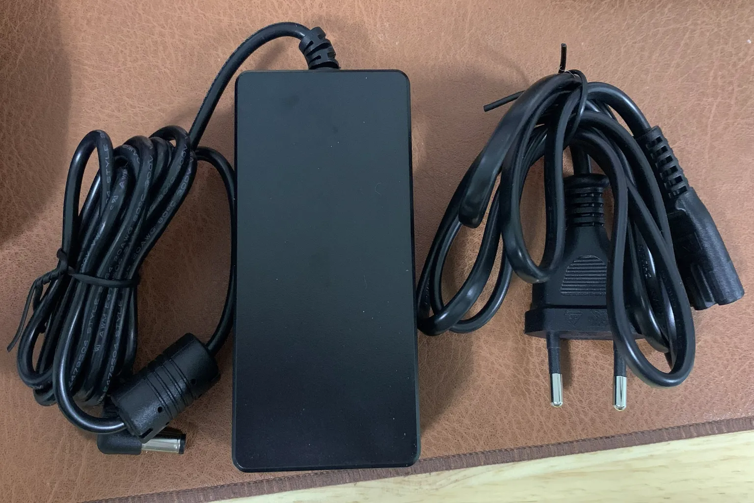 The Handy 原廠電源變壓器與電源線組合,用於裝置供電使用