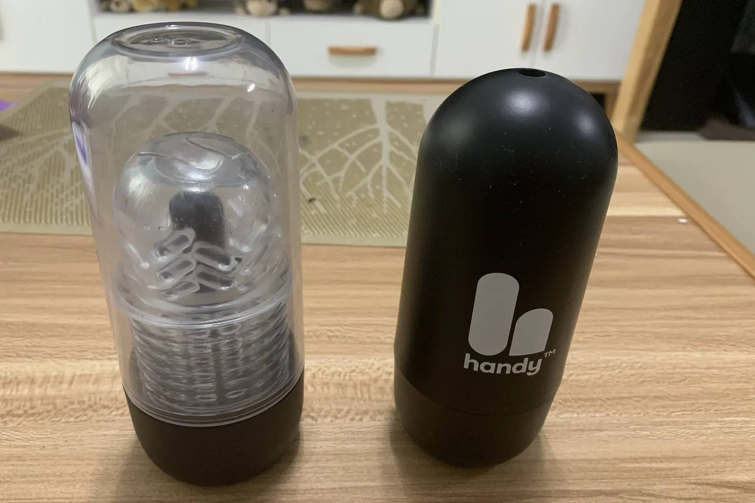 The Handy 的 The Sleeve Dryer 與 Sleeves 黑色外盒並排展示。